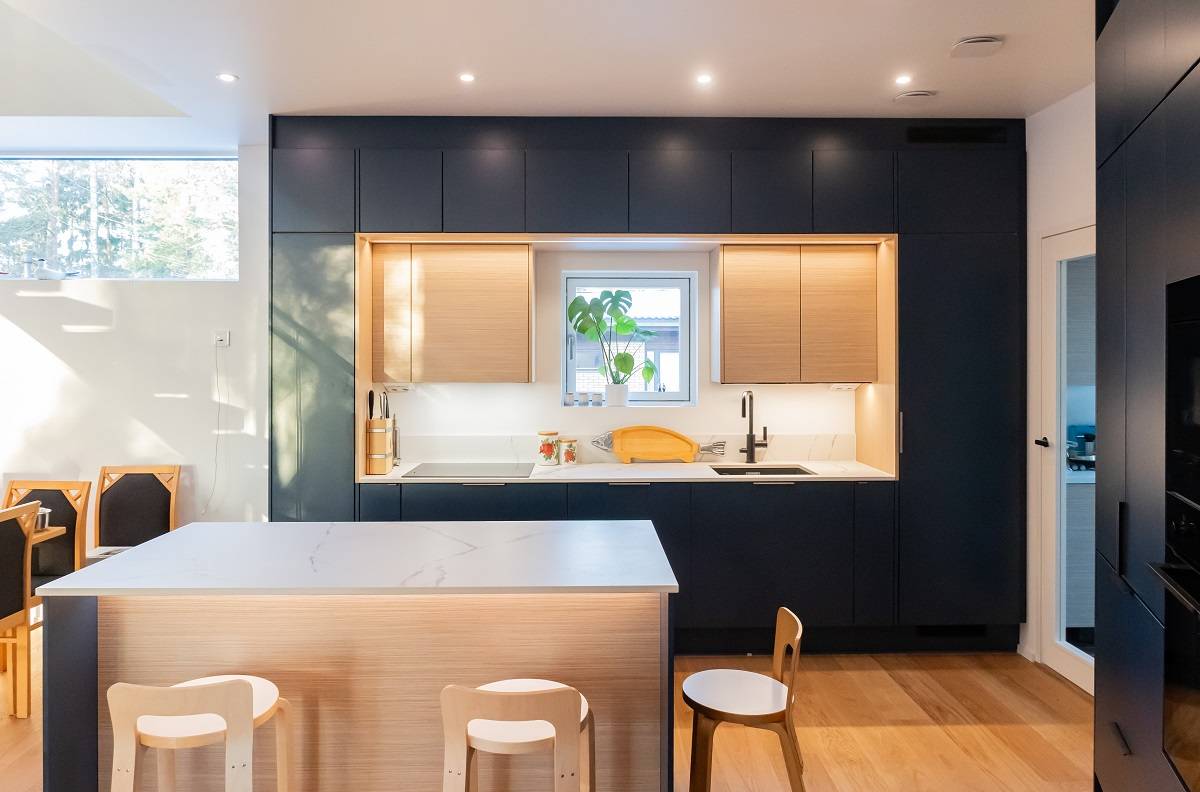 Unas magníficas luces de cocina en las encimeras para iluminar tus platos y en el techo por encima de tu zona de trabajo son lo más.